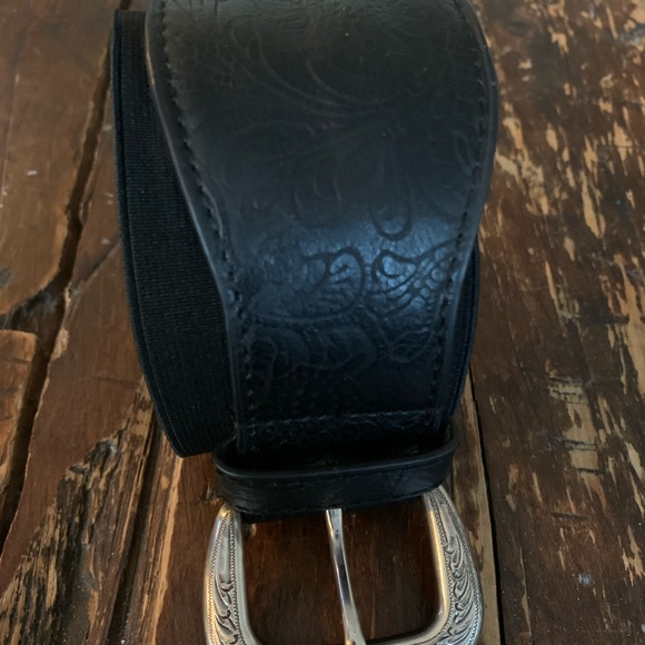 Black belt , 2 1/2 inches wide . Man made material , has a stretchy elastic band - Picture 3 of 3